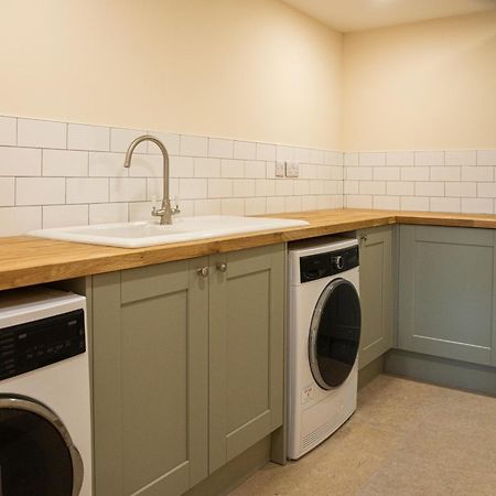 Bears Court Apartment เชลเทนแฮม ภายนอก รูปภาพ