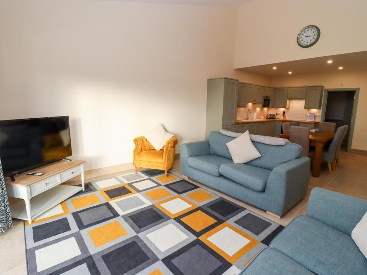 Bears Court Apartment เชลเทนแฮม ภายนอก รูปภาพ