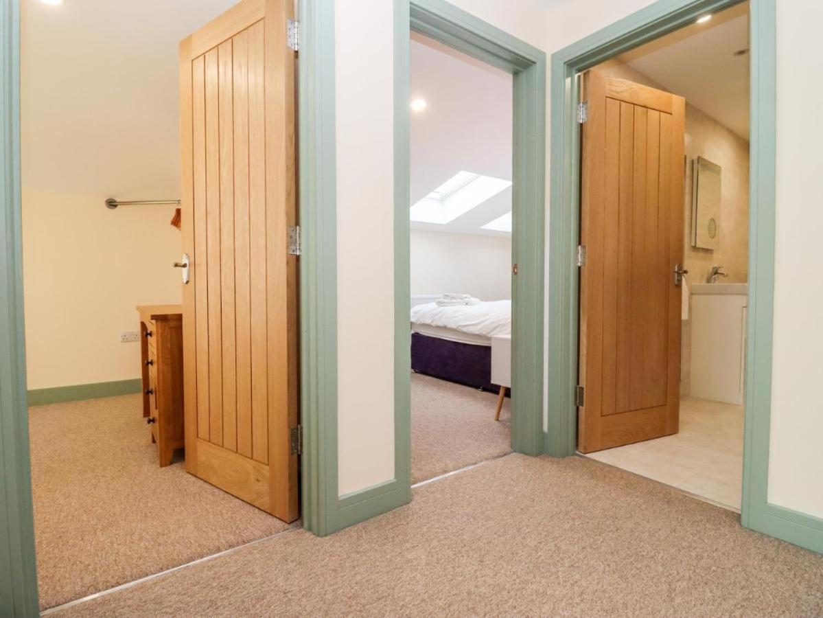 Bears Court Apartment เชลเทนแฮม ภายนอก รูปภาพ