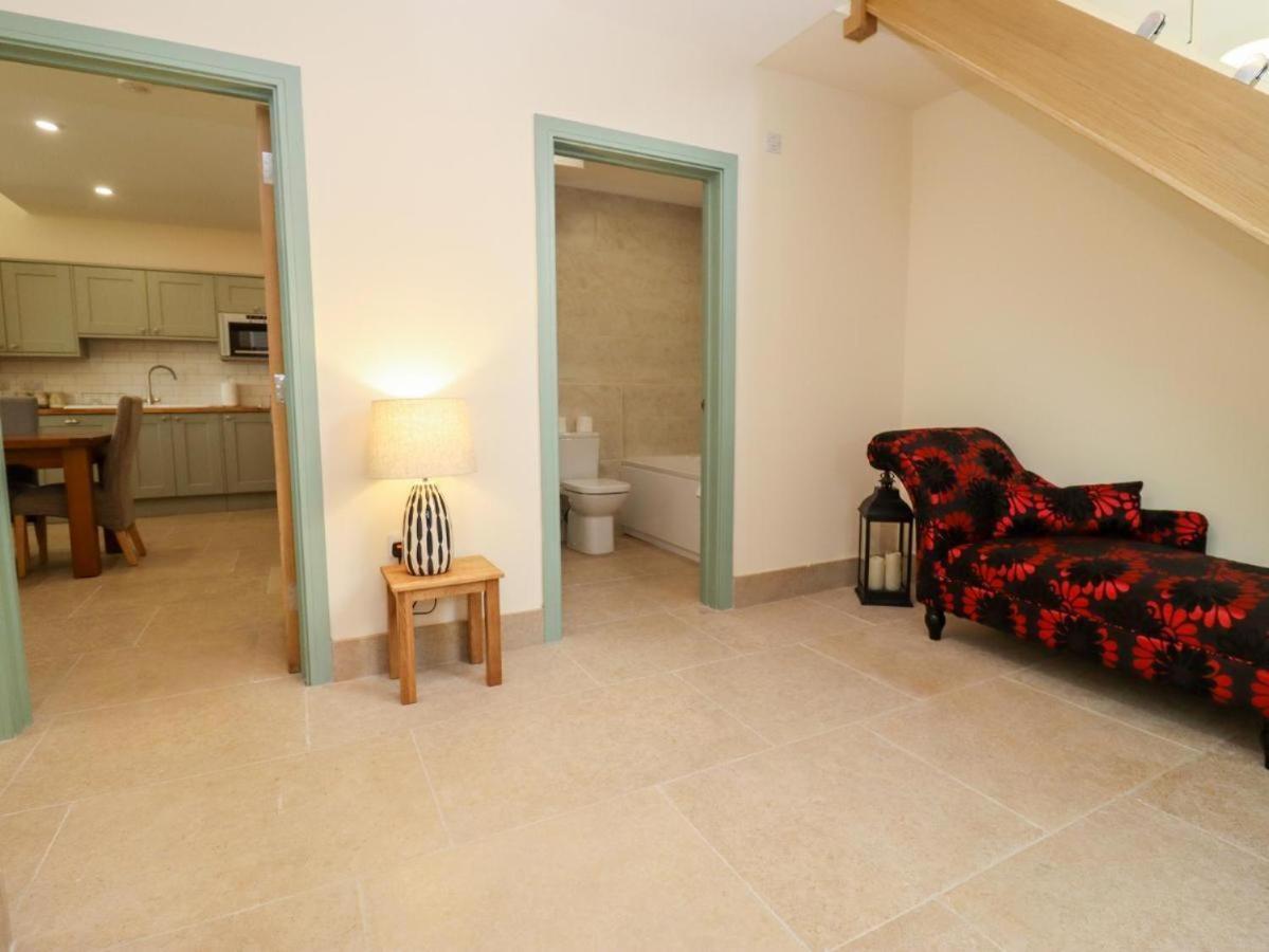 Bears Court Apartment เชลเทนแฮม ภายนอก รูปภาพ