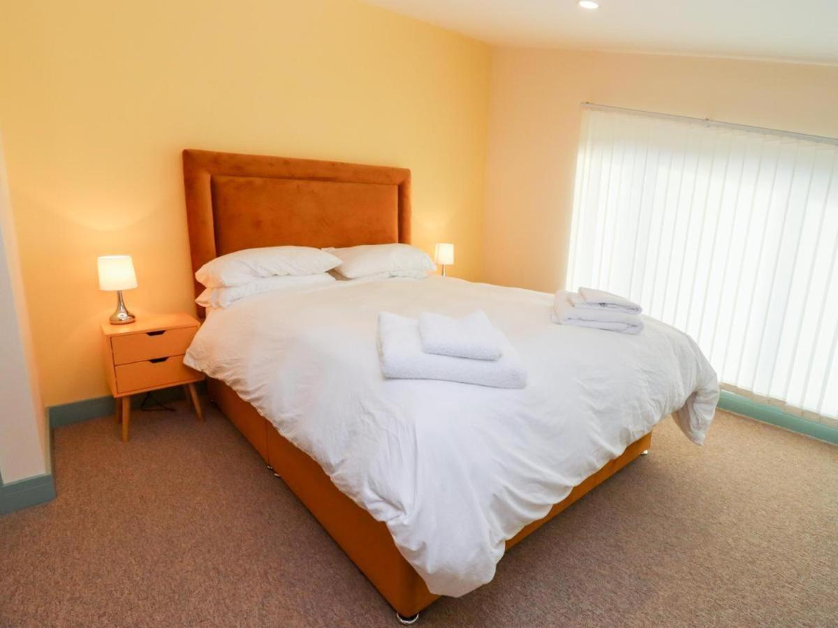 Bears Court Apartment เชลเทนแฮม ภายนอก รูปภาพ
