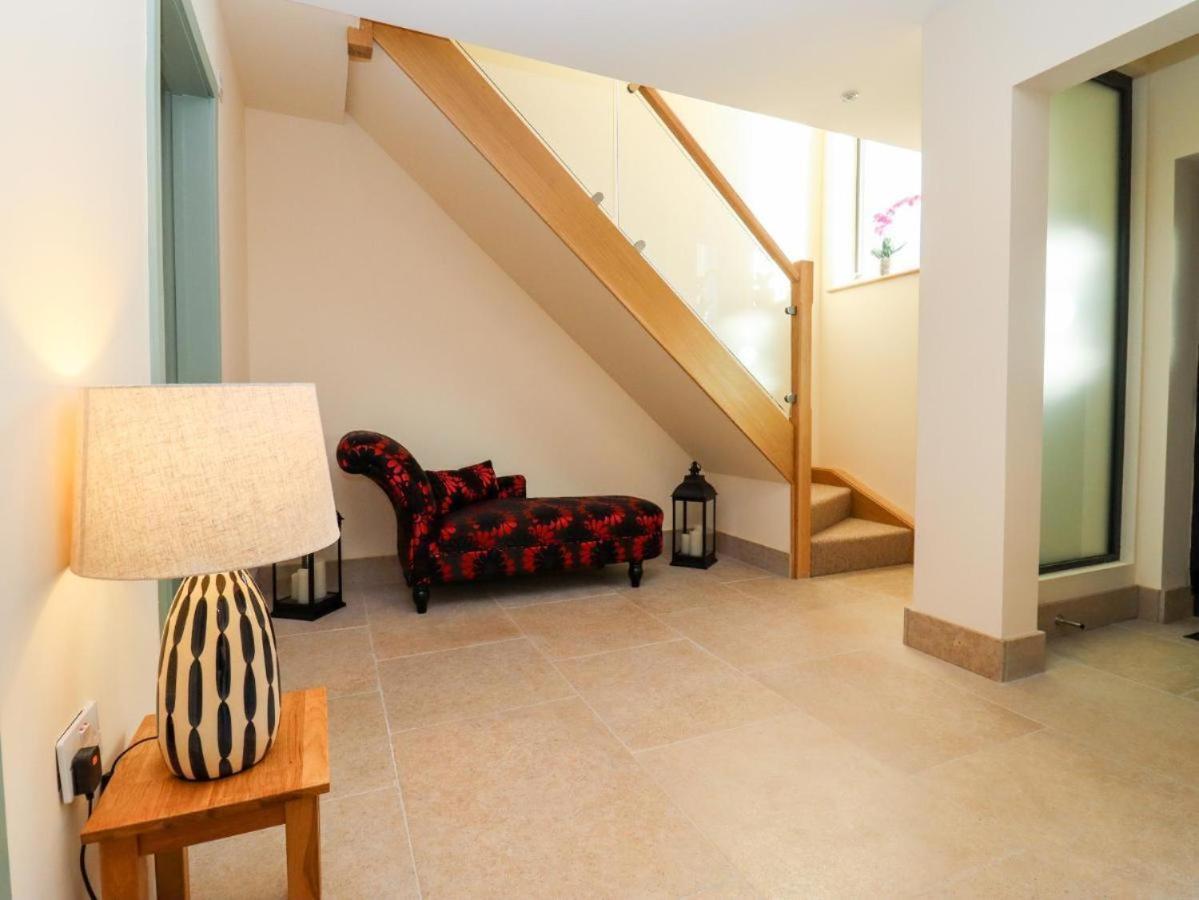 Bears Court Apartment เชลเทนแฮม ภายนอก รูปภาพ