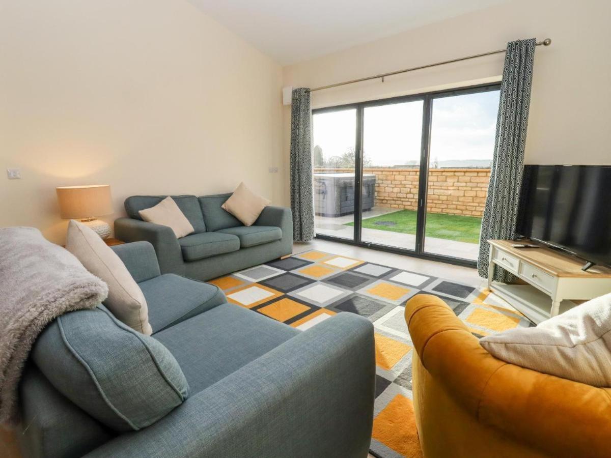 Bears Court Apartment เชลเทนแฮม ภายนอก รูปภาพ