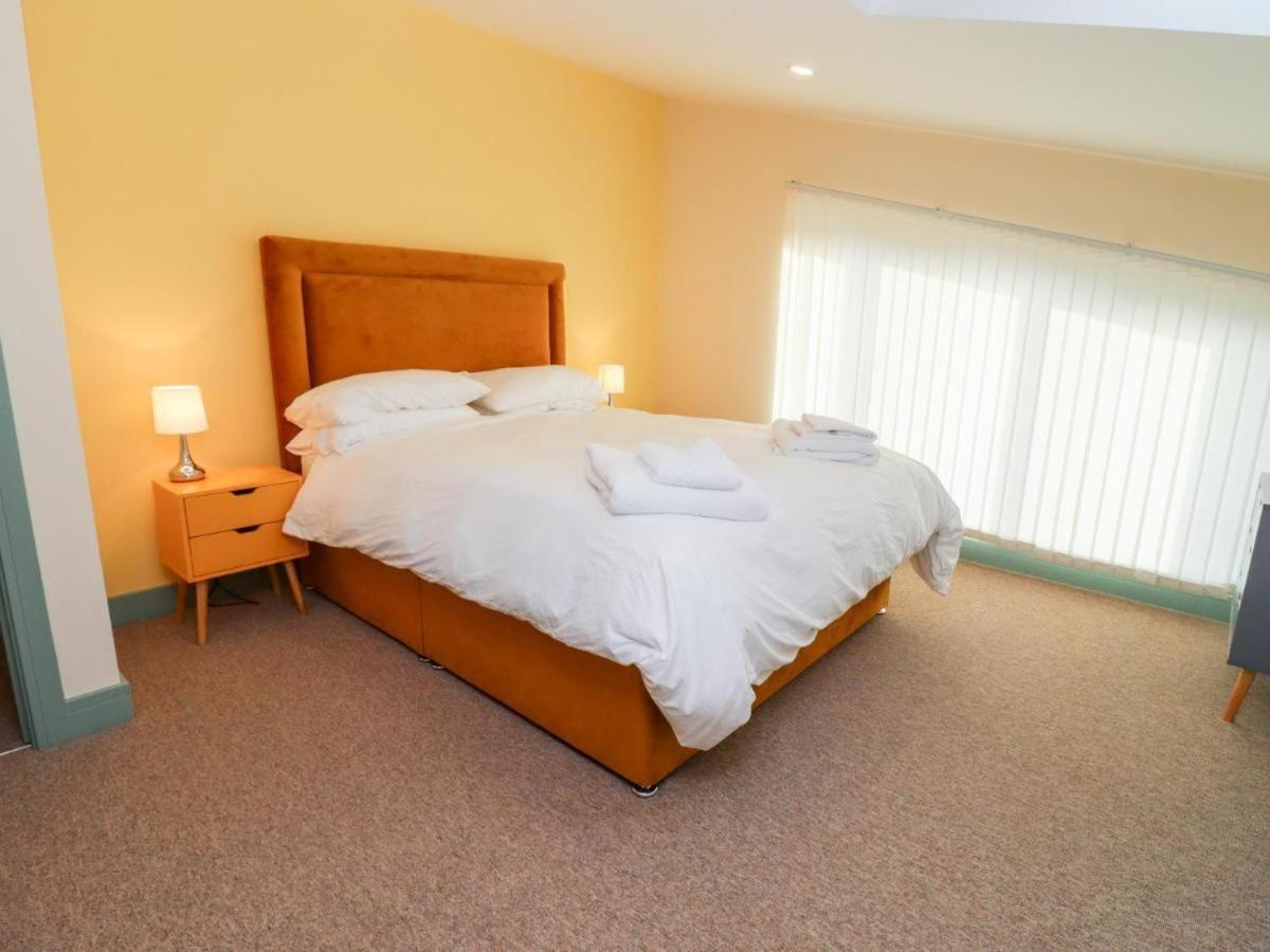 Bears Court Apartment เชลเทนแฮม ภายนอก รูปภาพ