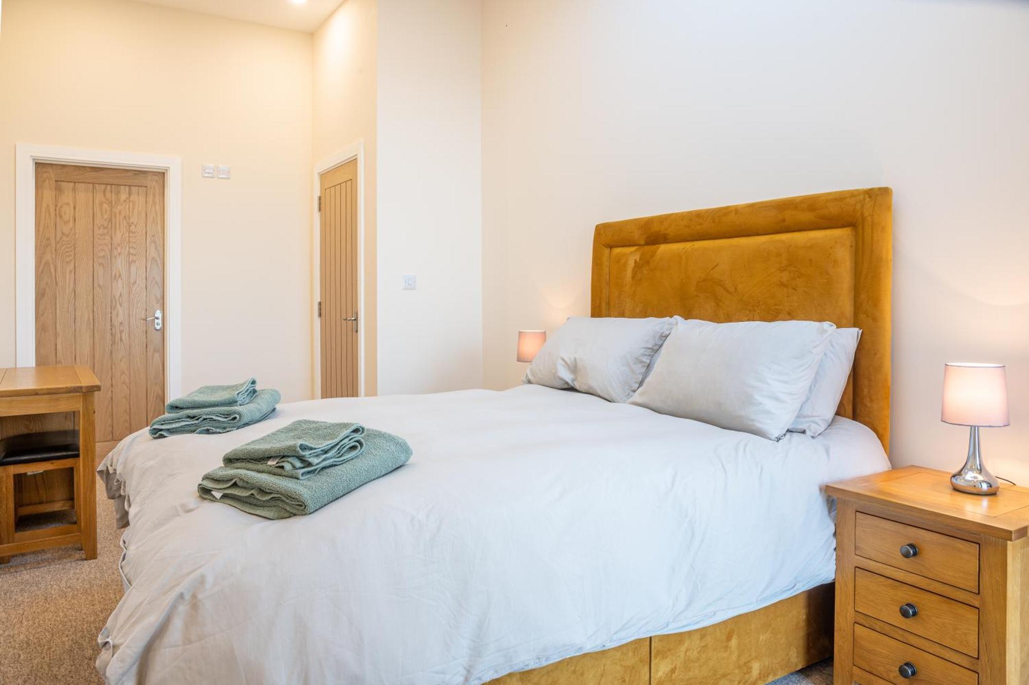 Bears Court Apartment เชลเทนแฮม ภายนอก รูปภาพ