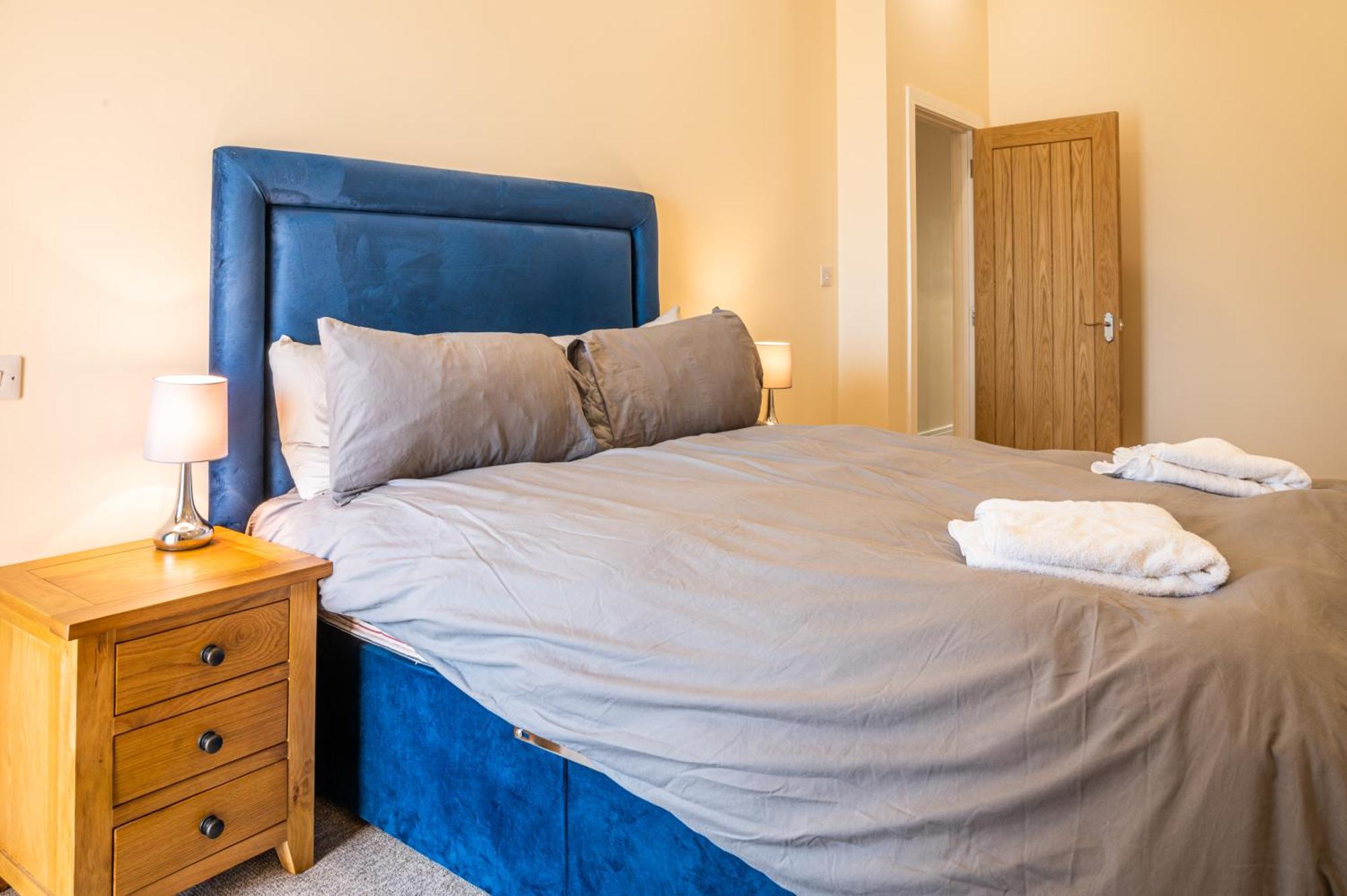 Bears Court Apartment เชลเทนแฮม ภายนอก รูปภาพ