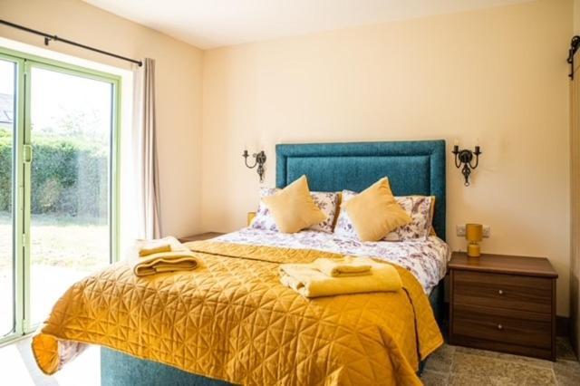 Bears Court Apartment เชลเทนแฮม ภายนอก รูปภาพ