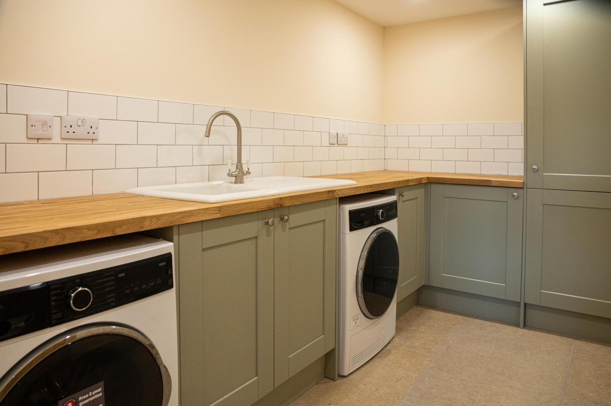 Bears Court Apartment เชลเทนแฮม ภายนอก รูปภาพ
