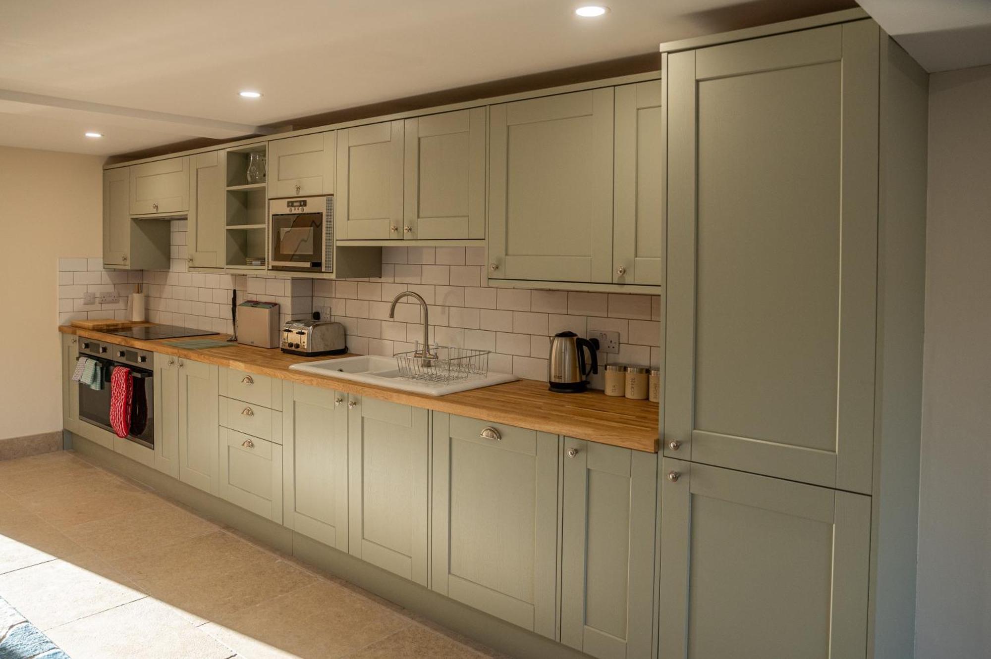 Bears Court Apartment เชลเทนแฮม ภายนอก รูปภาพ