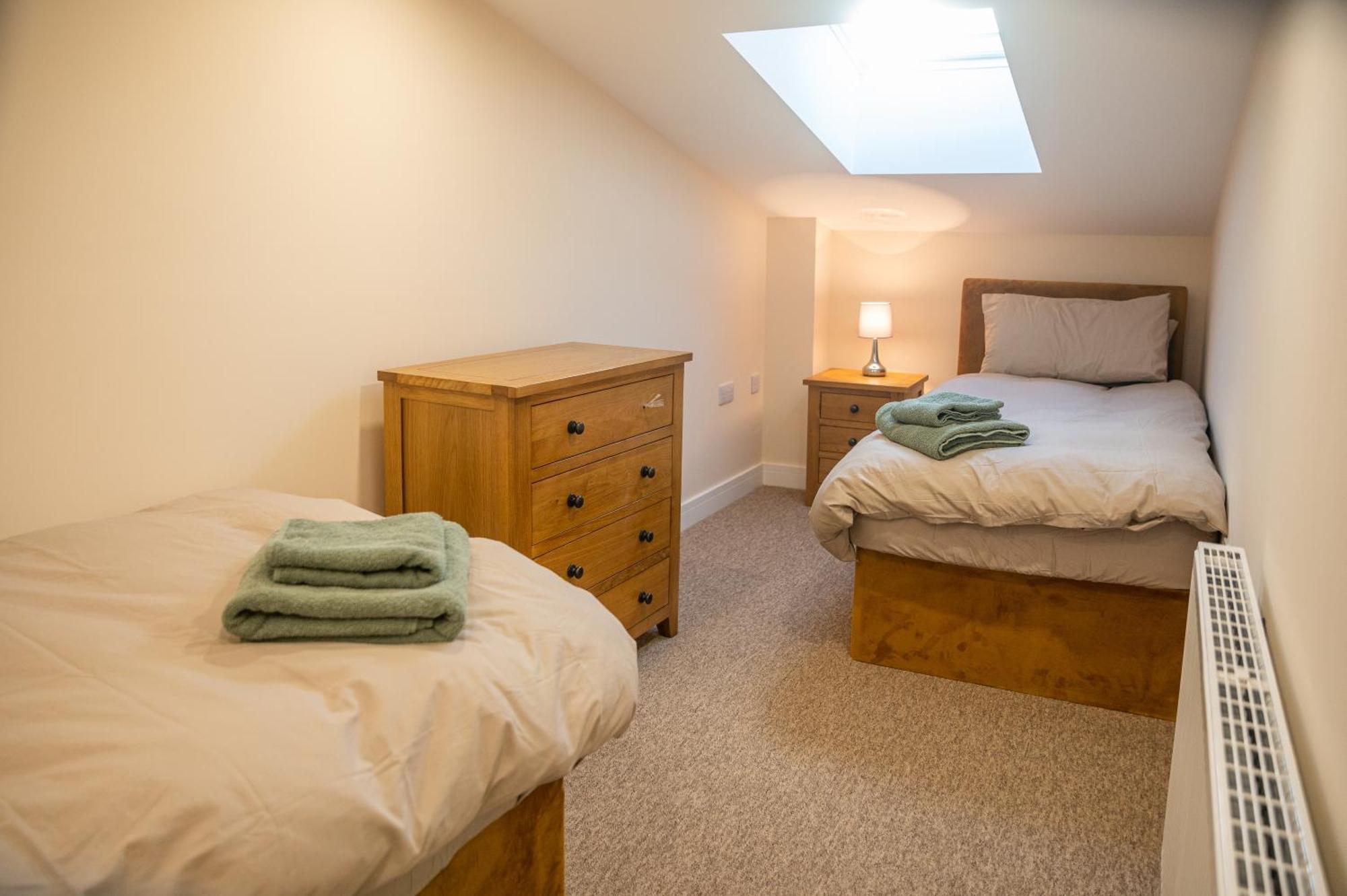 Bears Court Apartment เชลเทนแฮม ภายนอก รูปภาพ