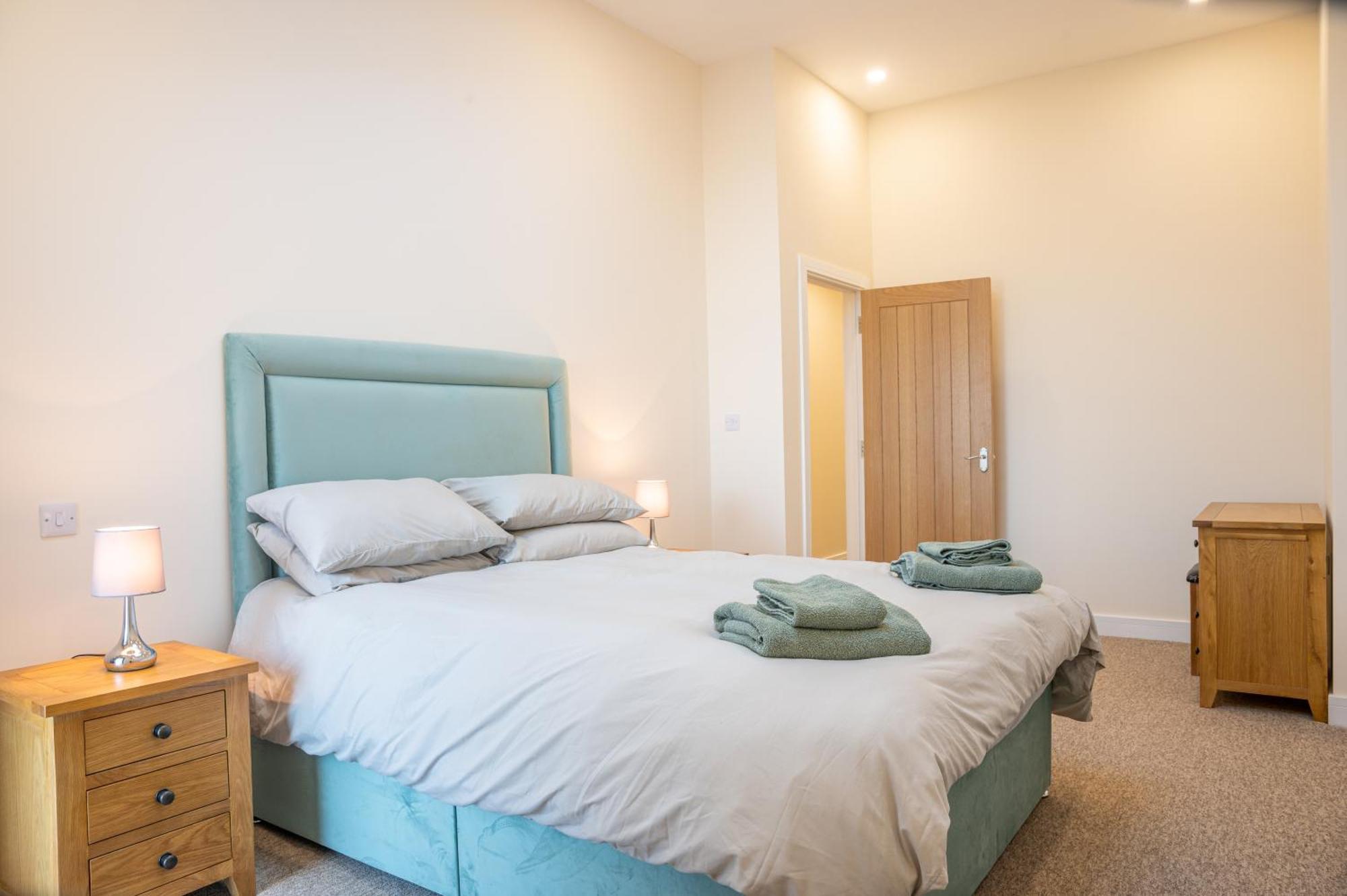 Bears Court Apartment เชลเทนแฮม ภายนอก รูปภาพ