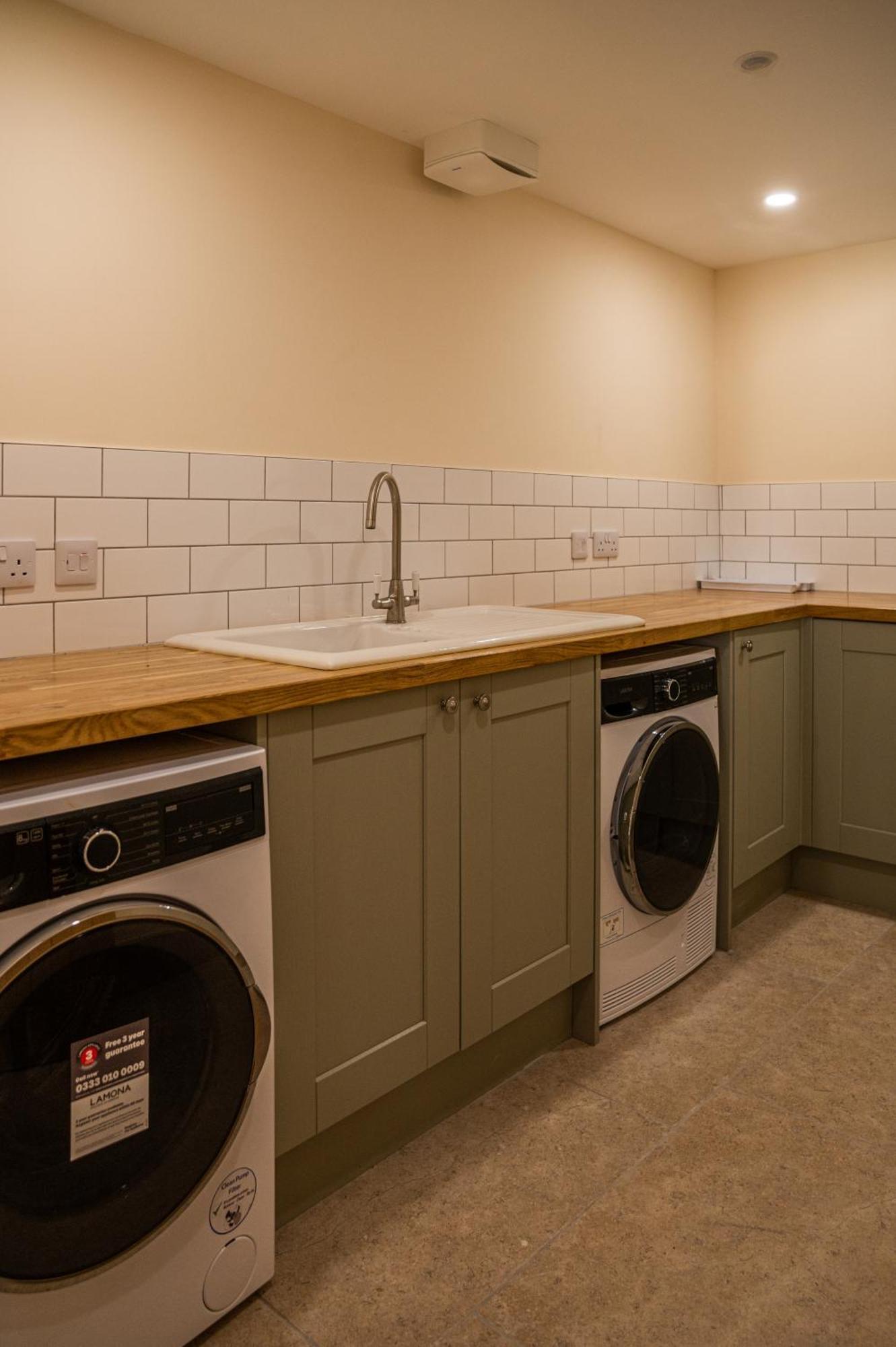 Bears Court Apartment เชลเทนแฮม ภายนอก รูปภาพ