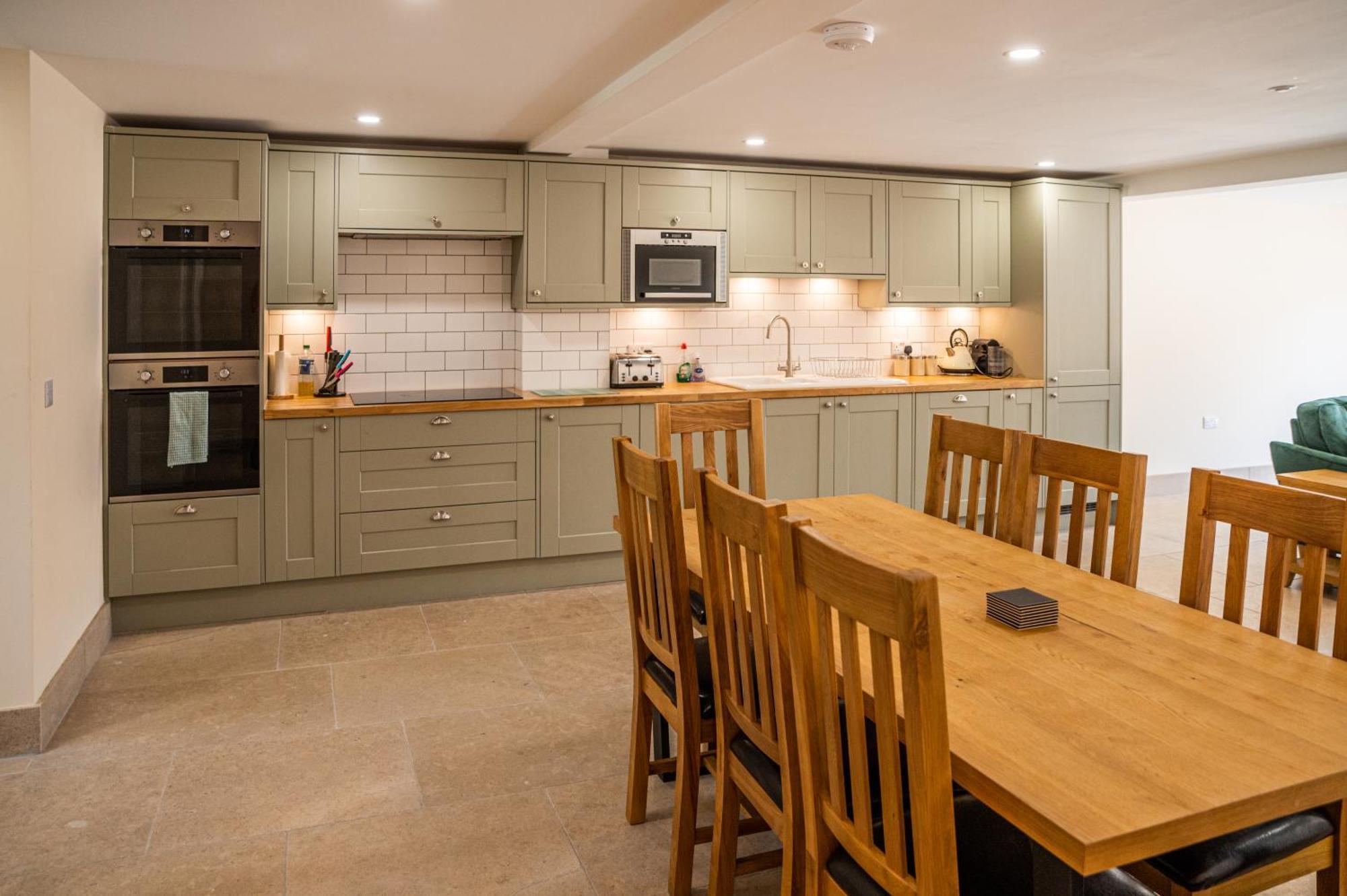 Bears Court Apartment เชลเทนแฮม ภายนอก รูปภาพ