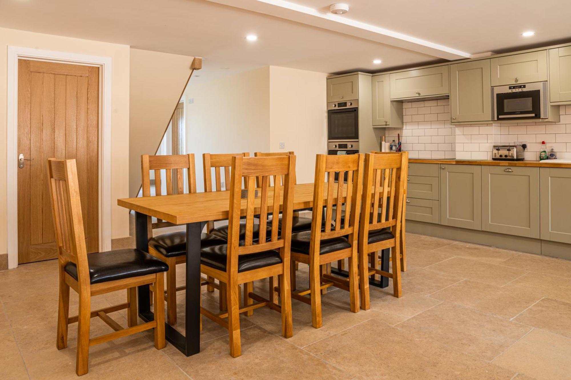 Bears Court Apartment เชลเทนแฮม ภายนอก รูปภาพ