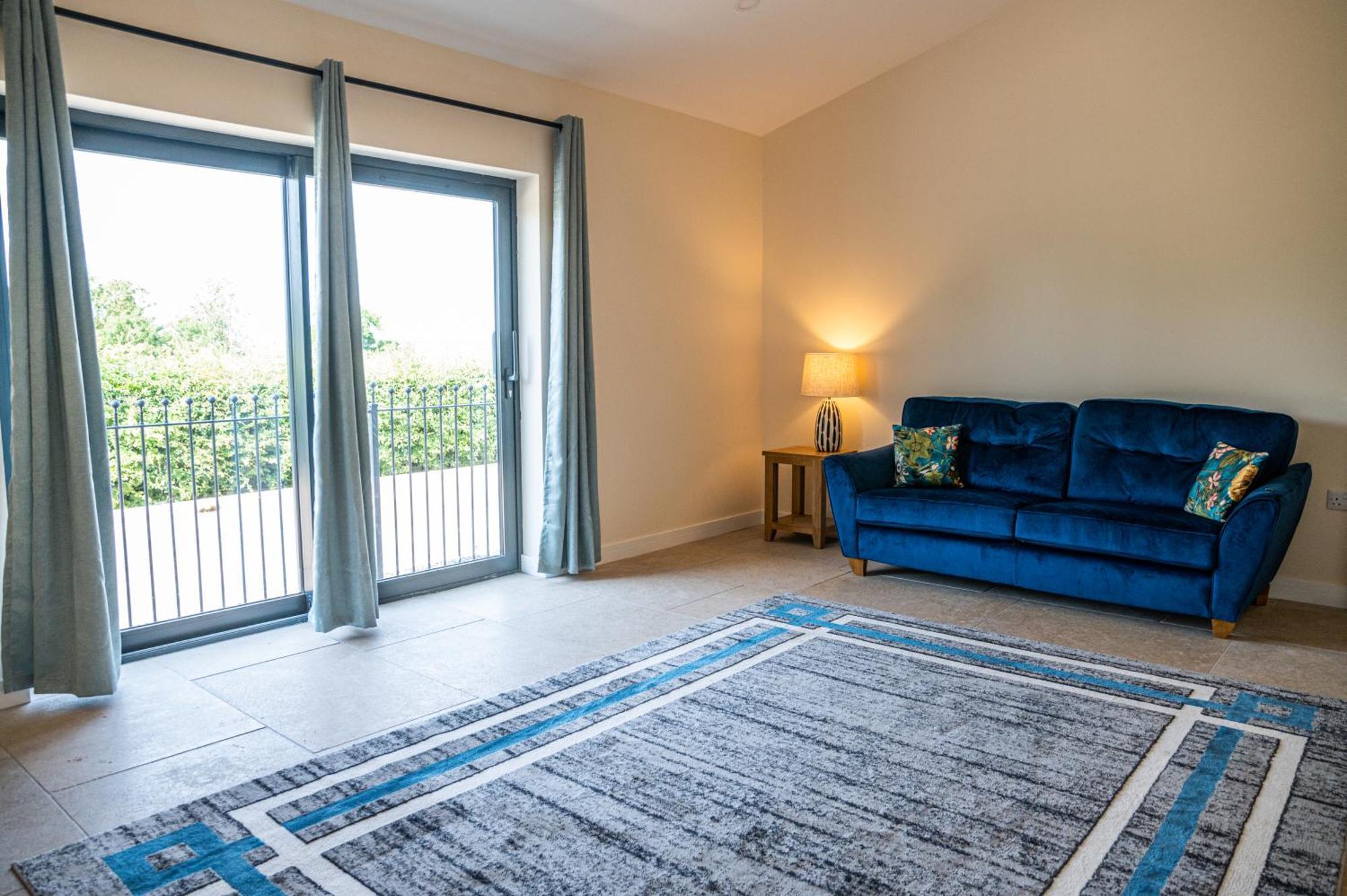 Bears Court Apartment เชลเทนแฮม ภายนอก รูปภาพ