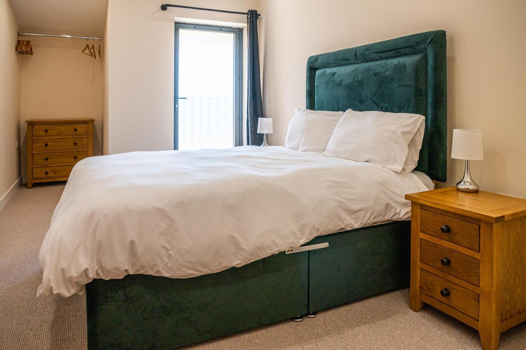 Bears Court Apartment เชลเทนแฮม ภายนอก รูปภาพ