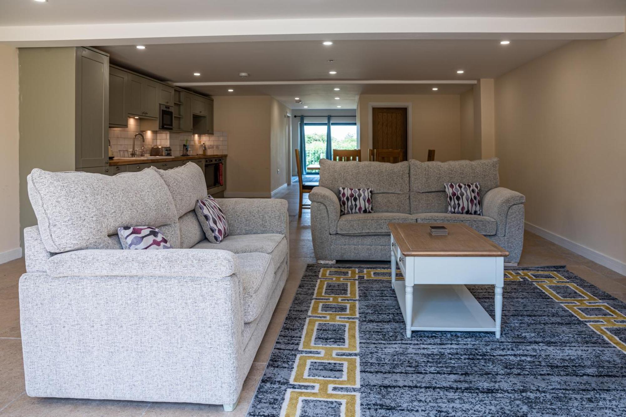 Bears Court Apartment เชลเทนแฮม ภายนอก รูปภาพ