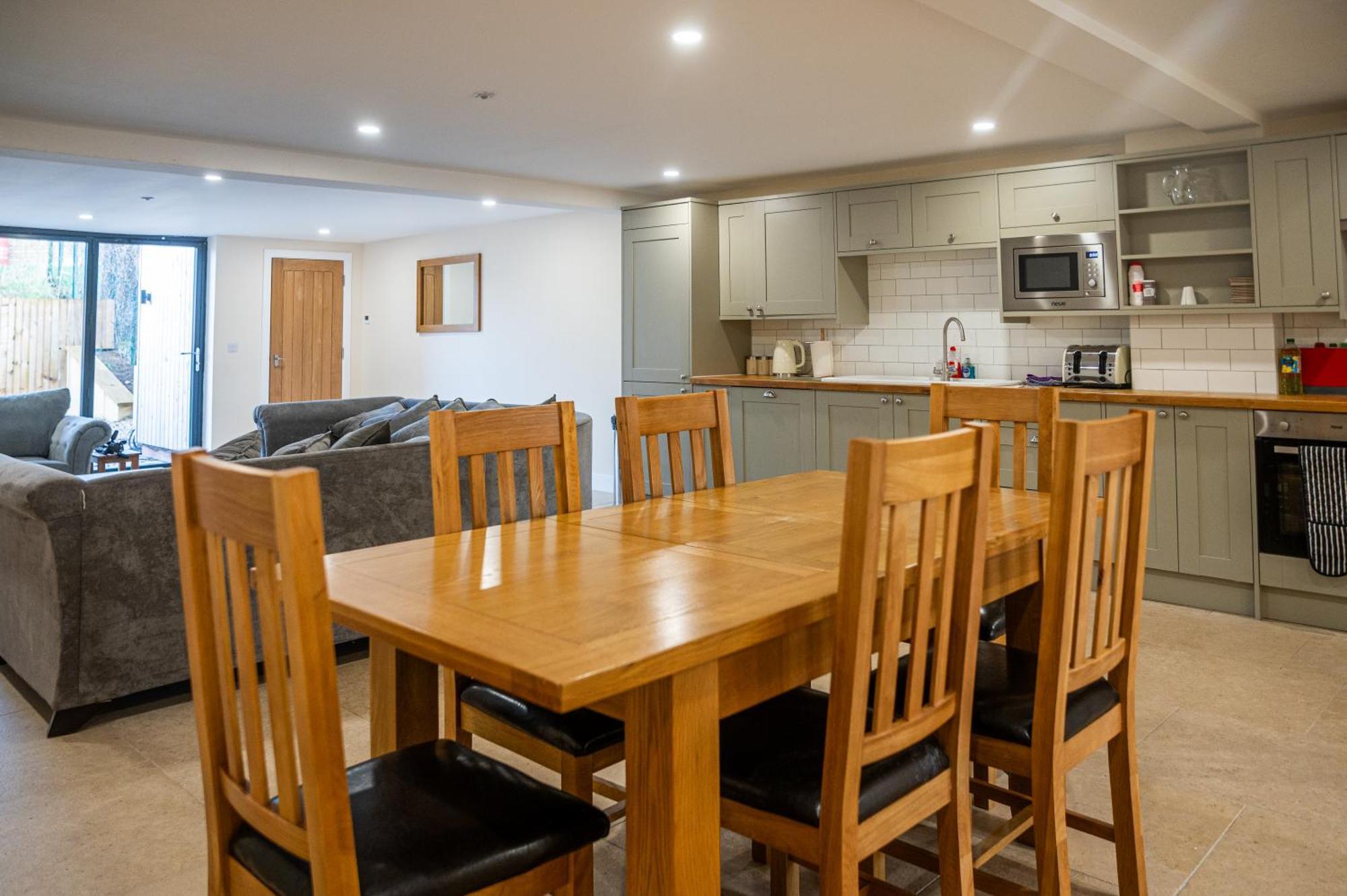 Bears Court Apartment เชลเทนแฮม ภายนอก รูปภาพ