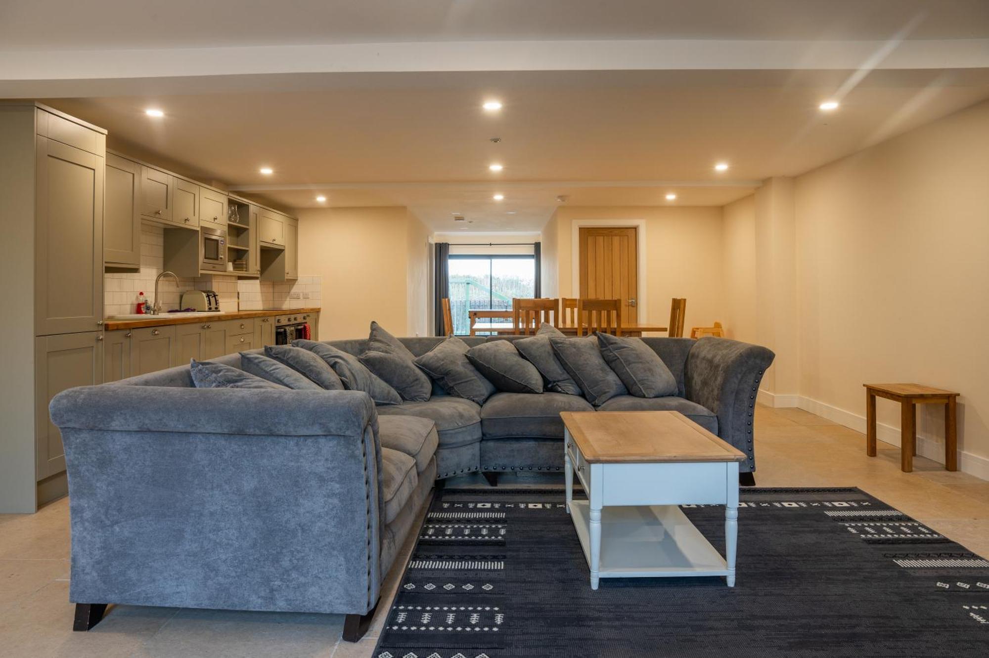 Bears Court Apartment เชลเทนแฮม ภายนอก รูปภาพ