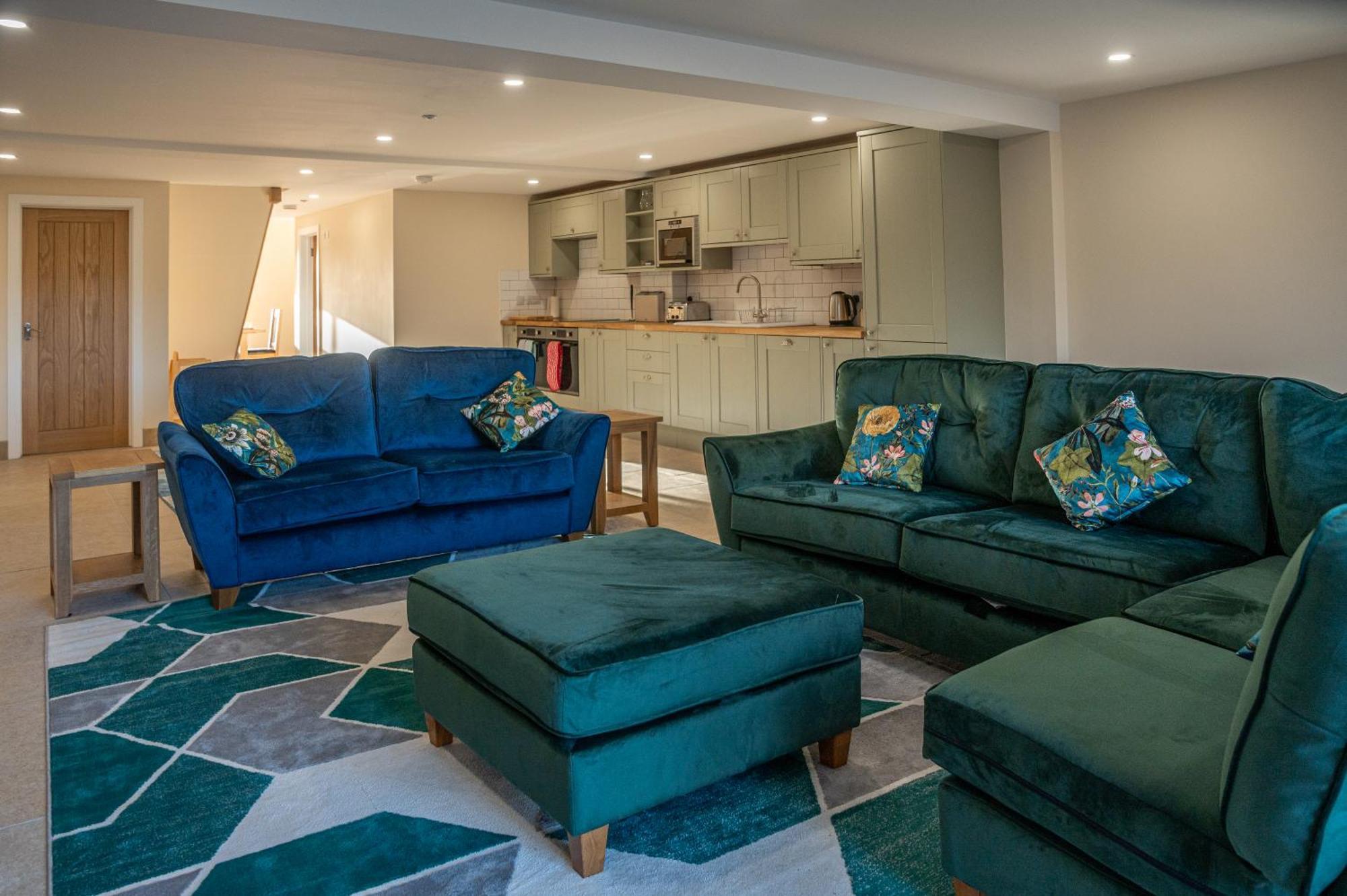 Bears Court Apartment เชลเทนแฮม ภายนอก รูปภาพ