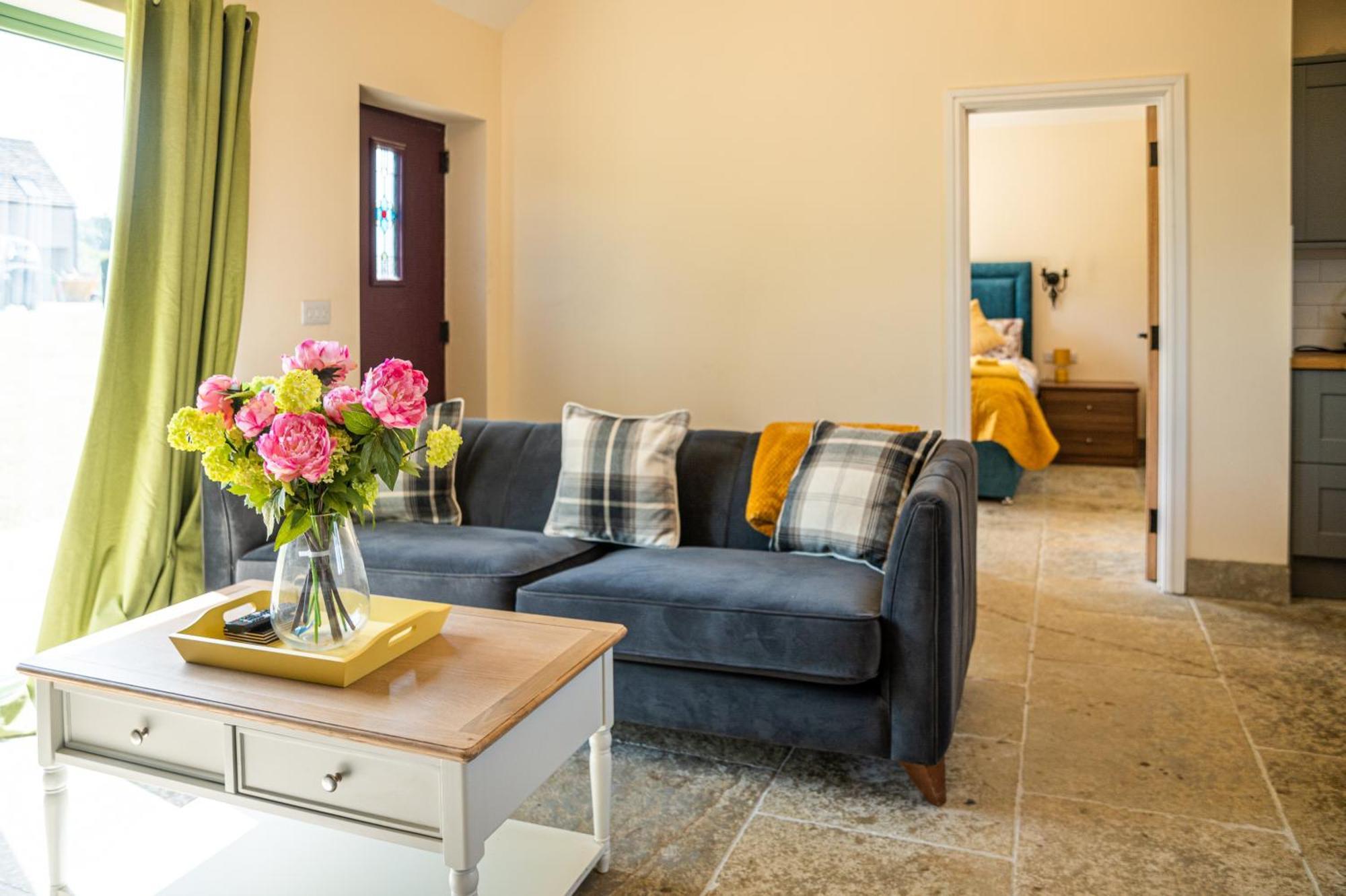 Bears Court Apartment เชลเทนแฮม ภายนอก รูปภาพ